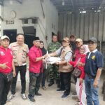 FKDM Dan LMK Serta Babinsa Kelurahan Angke Berikan Santunan Ke Korban Kebakaran IMG-20251021-WA0318