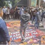 Lempar Telur Busuk ke Spanduk Bergambar Febrie Adriansyah, Aksi AMI Gegerkan Kejati Jatim